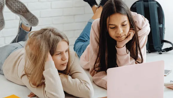 Faire réviser son enfant pendant les grandes vacances : POUR ou CONTRE ?